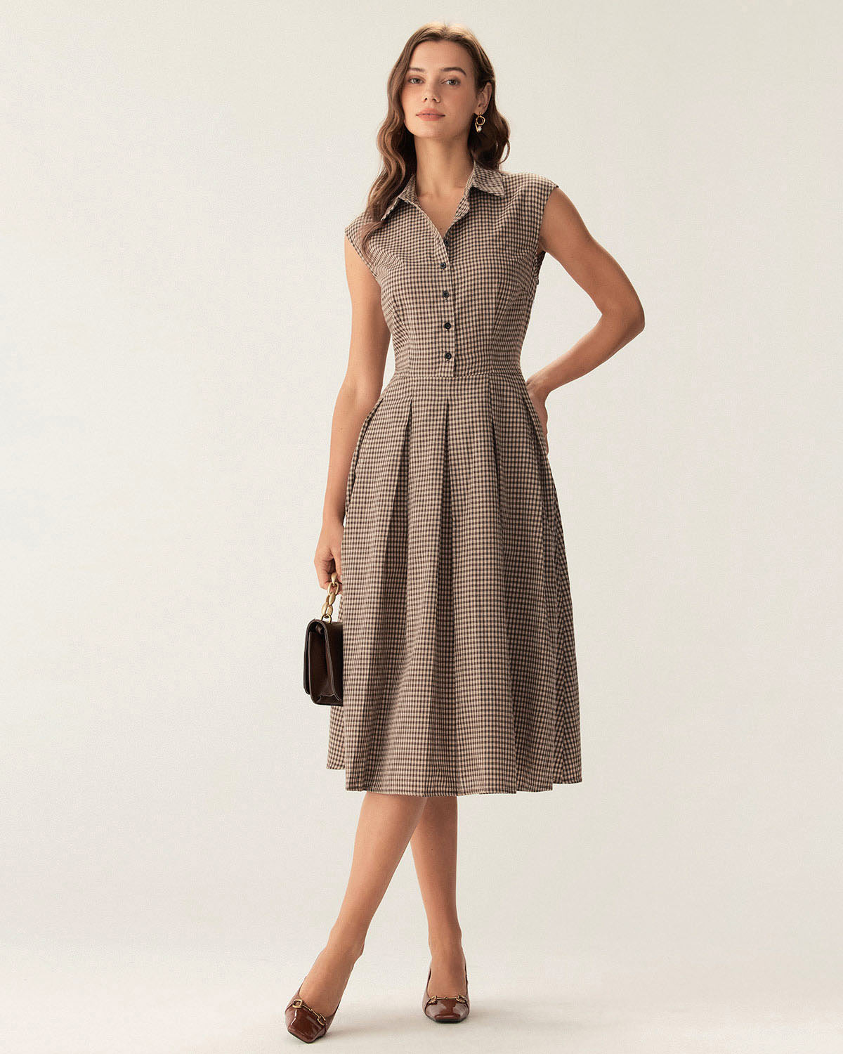 Vestido midi plisado a cuadros marrón con botones al frente