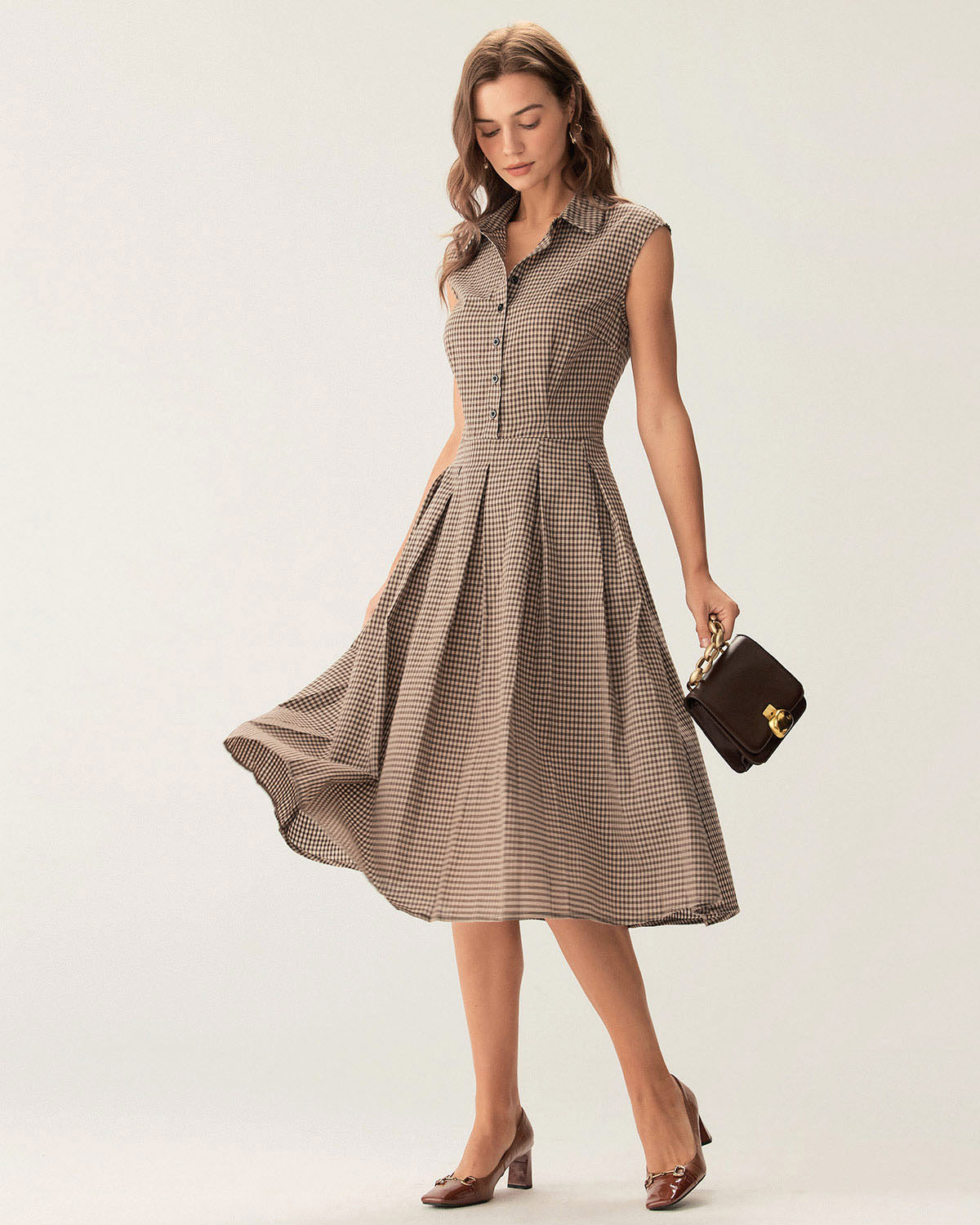 Vestido midi plisado a cuadros marrón con botones al frente