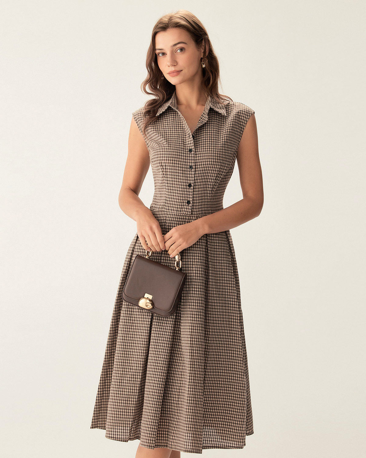 Vestido midi plisado a cuadros marrón con botones al frente