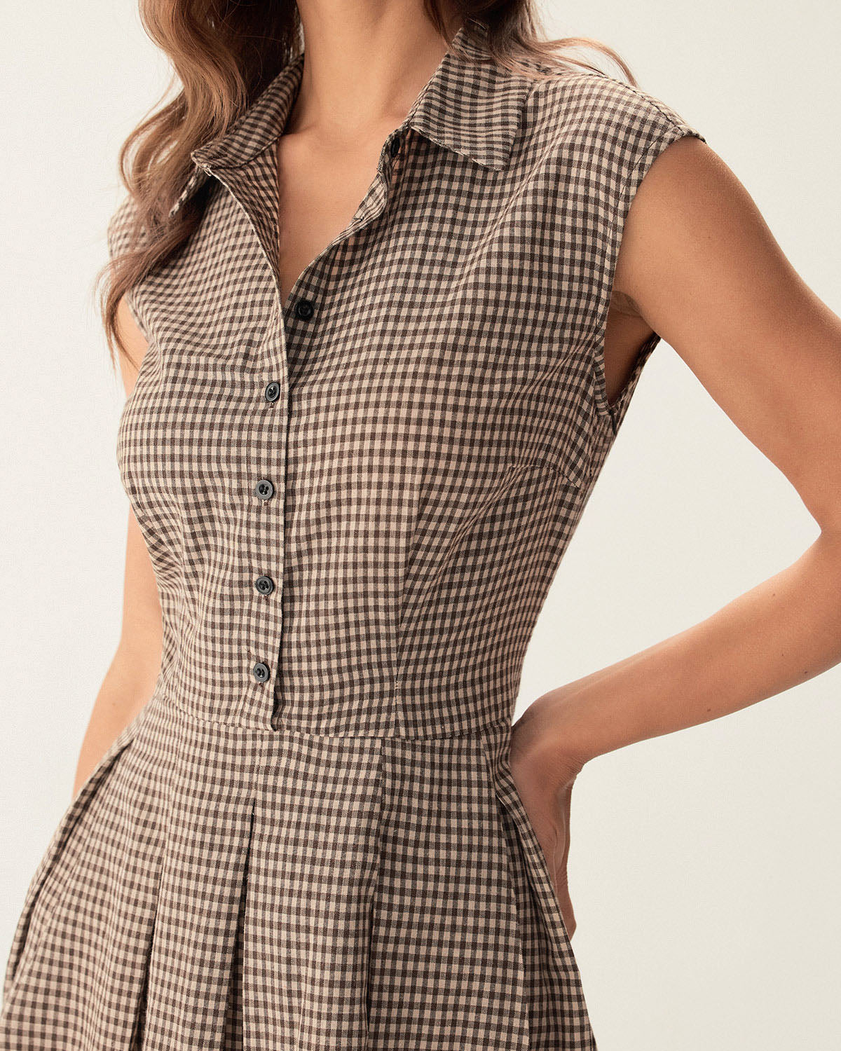 Vestido midi plisado a cuadros marrón con botones al frente