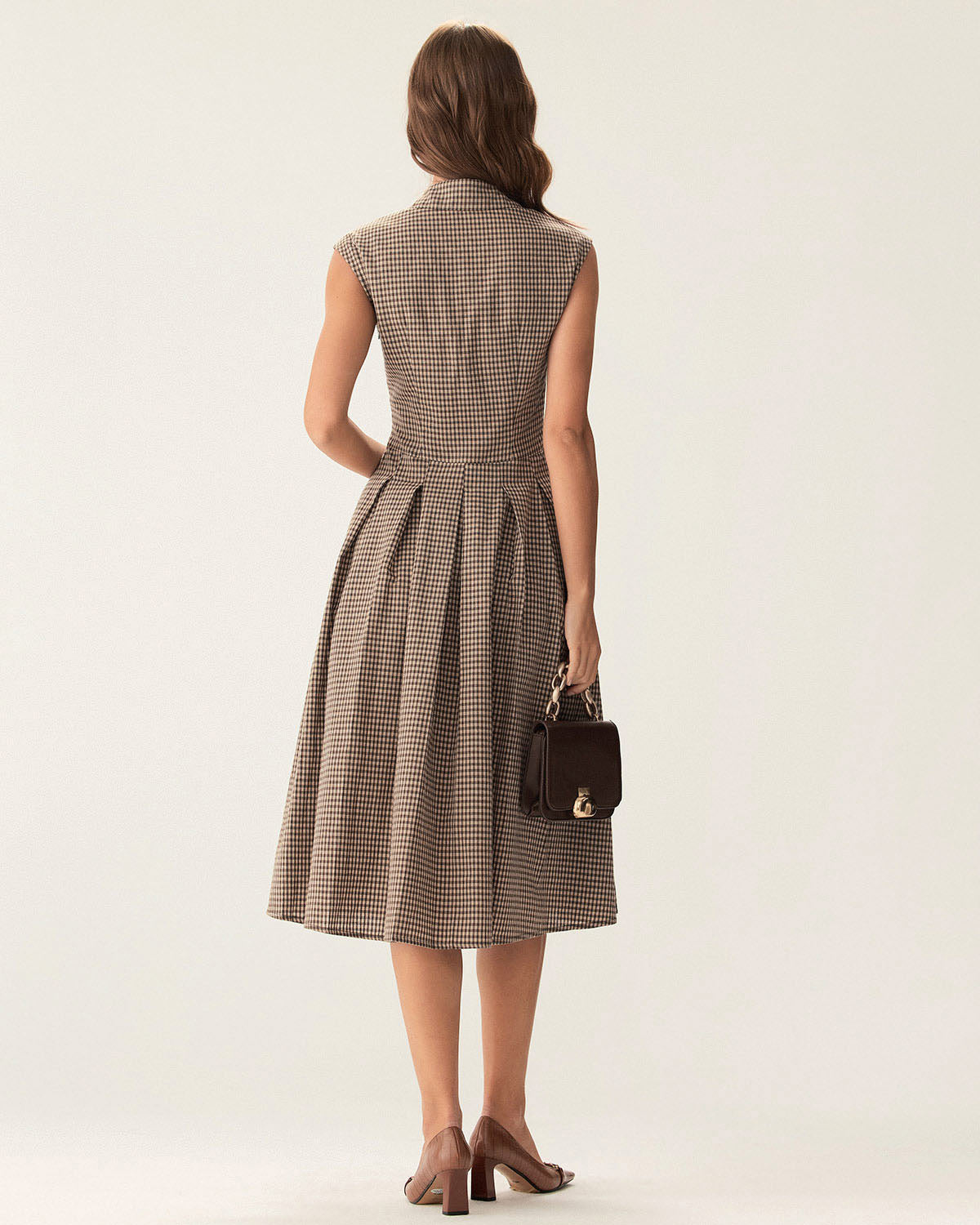 Vestido midi plisado a cuadros marrón con botones al frente