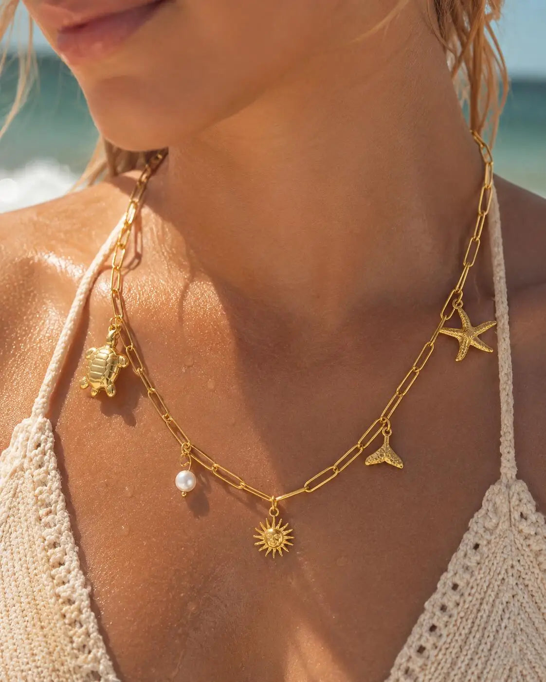 Collar de dijes de playa chapado en oro