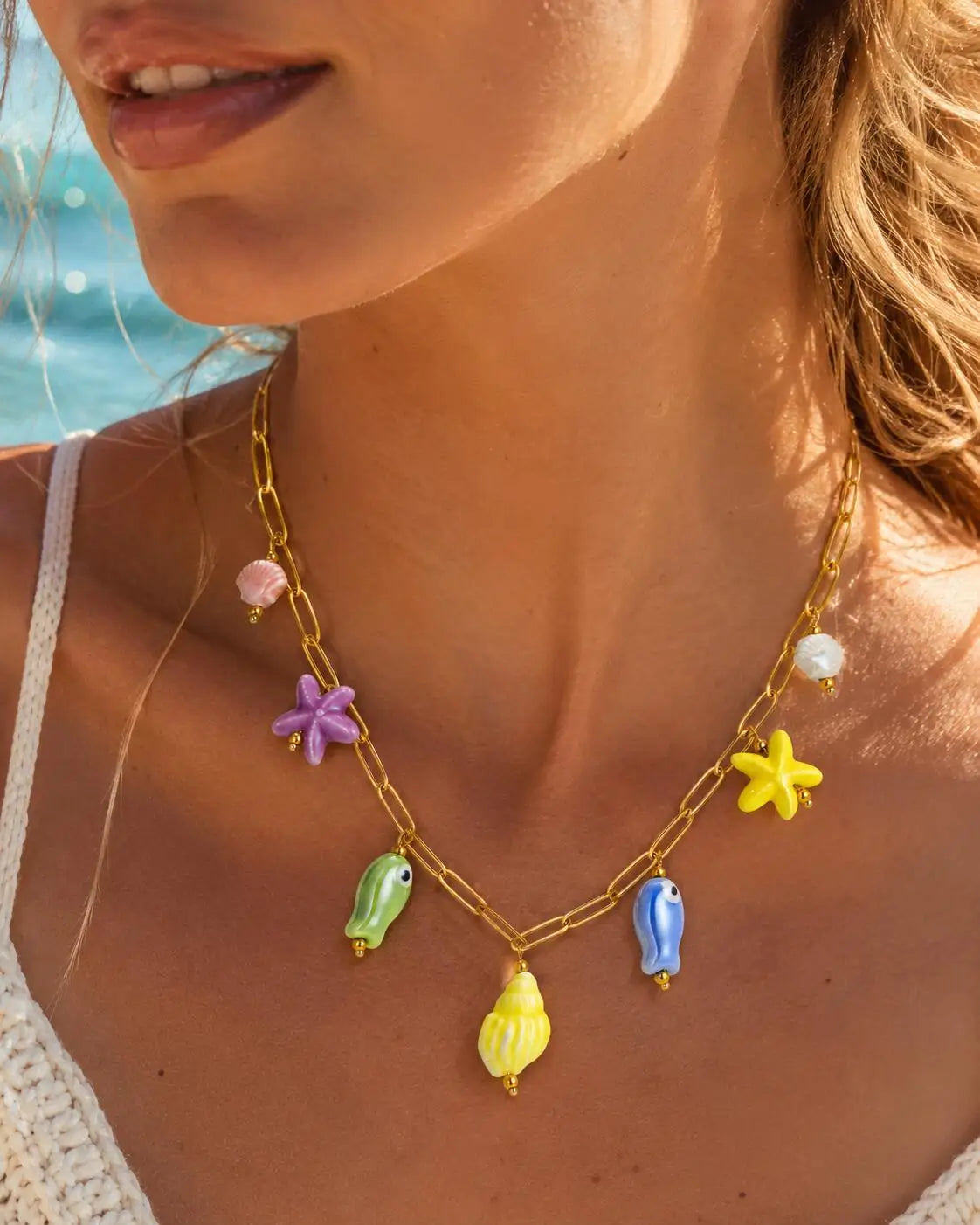 Collar de dijes de playa chapado en oro