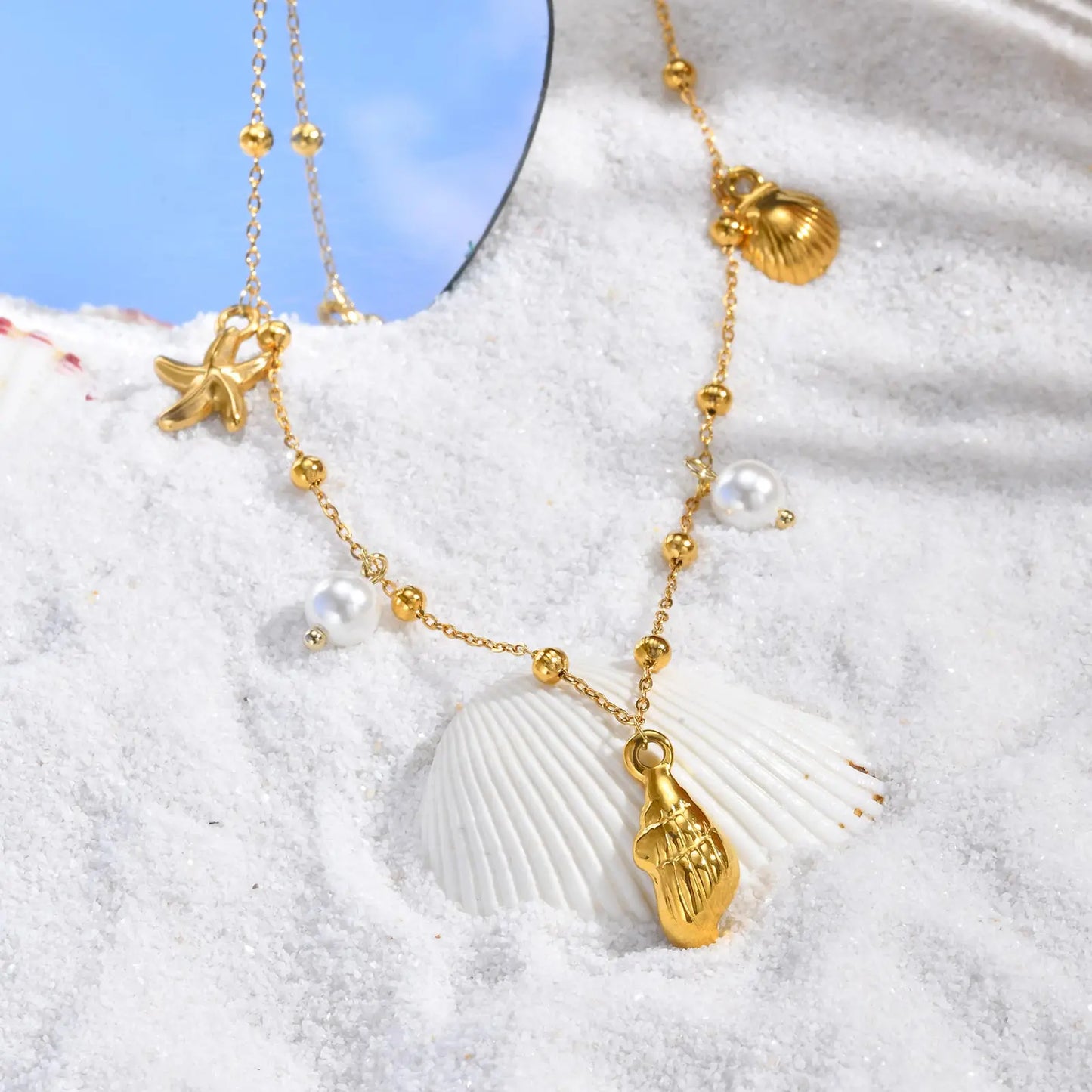 Collar de dijes de playa chapado en oro