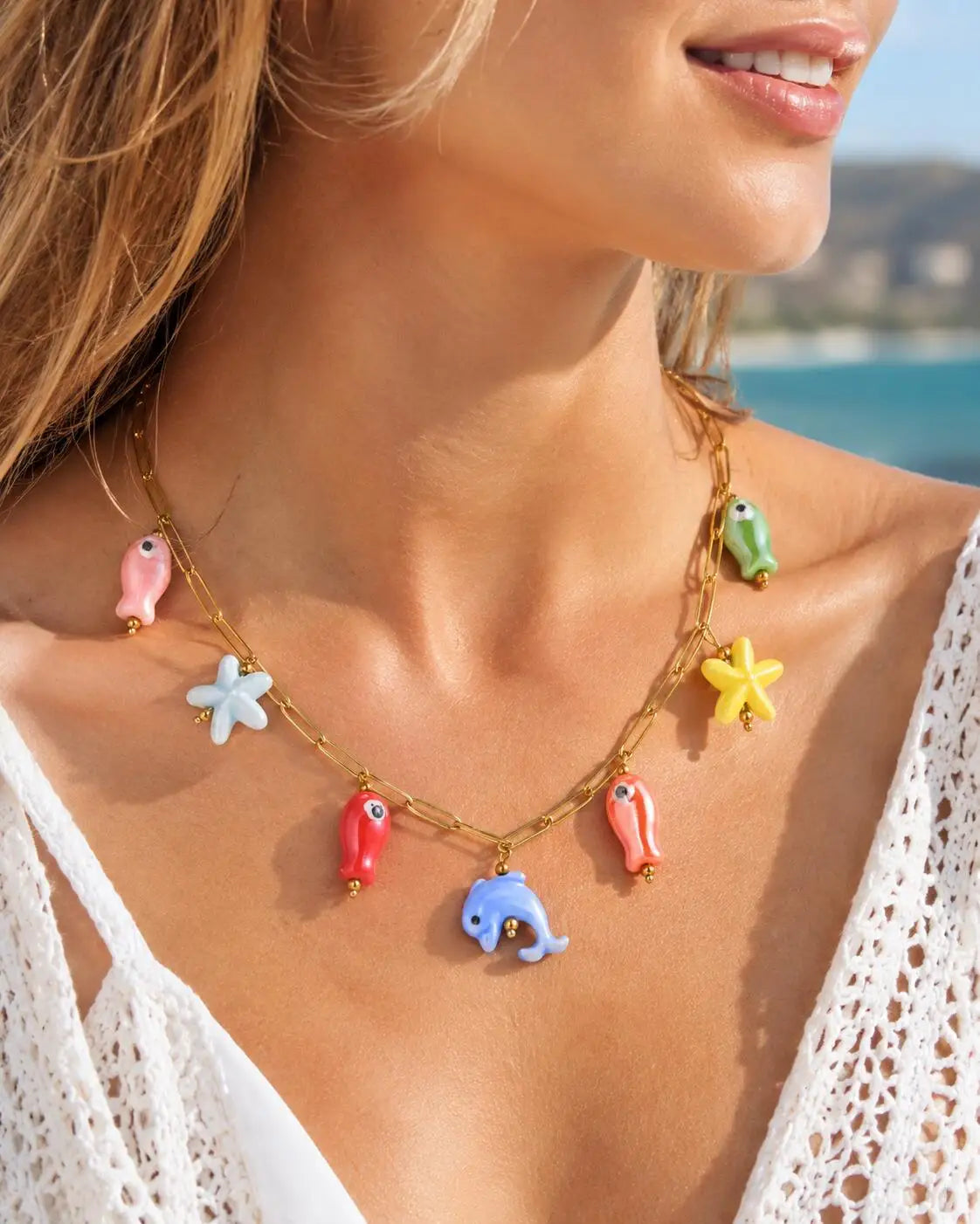 Collar de dijes de playa chapado en oro