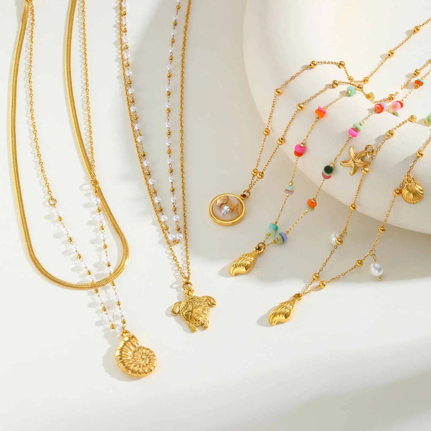 Collar de dijes de playa chapado en oro