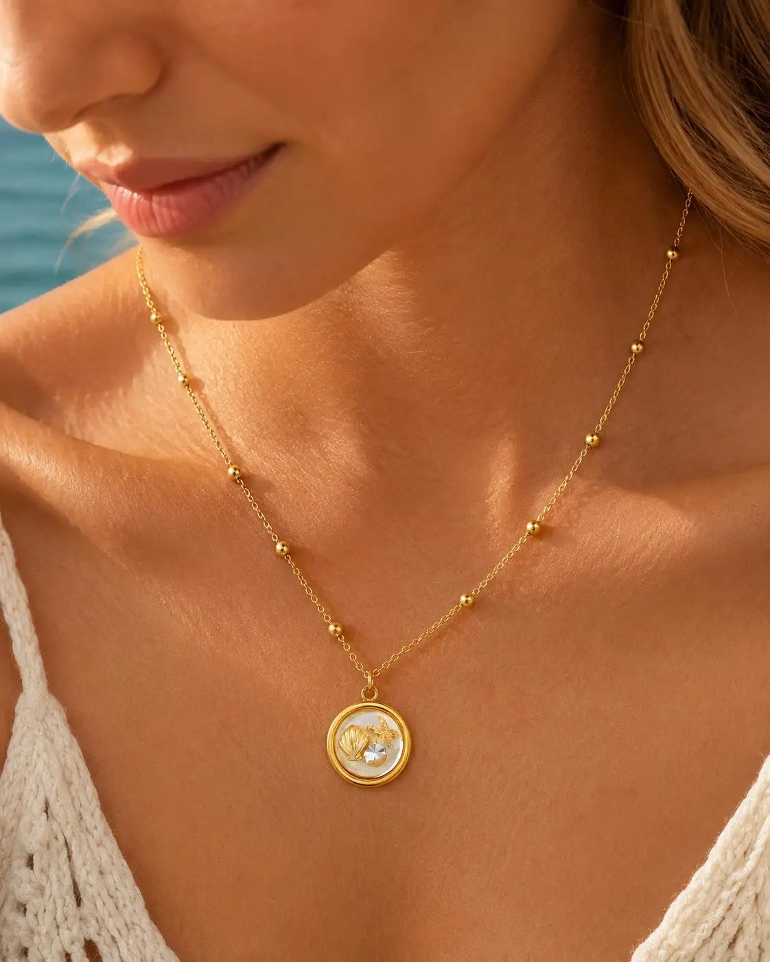 Collar de dijes de playa chapado en oro