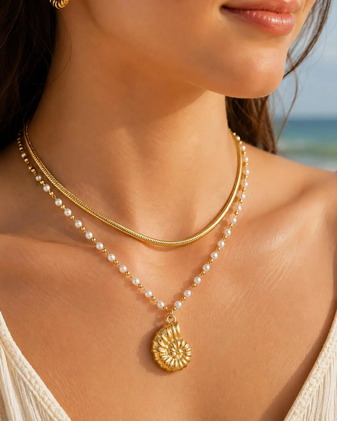 Collar de dijes de playa chapado en oro