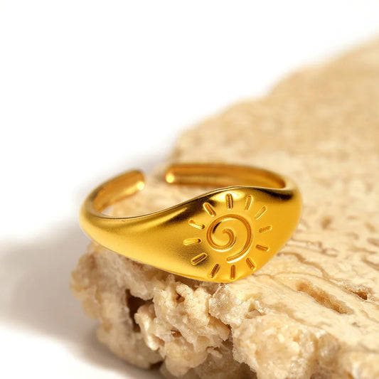 Anillo de acero inoxidable en tono dorado con motivo solar
