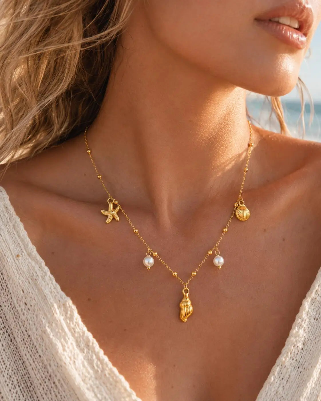 Collar de dijes de playa chapado en oro