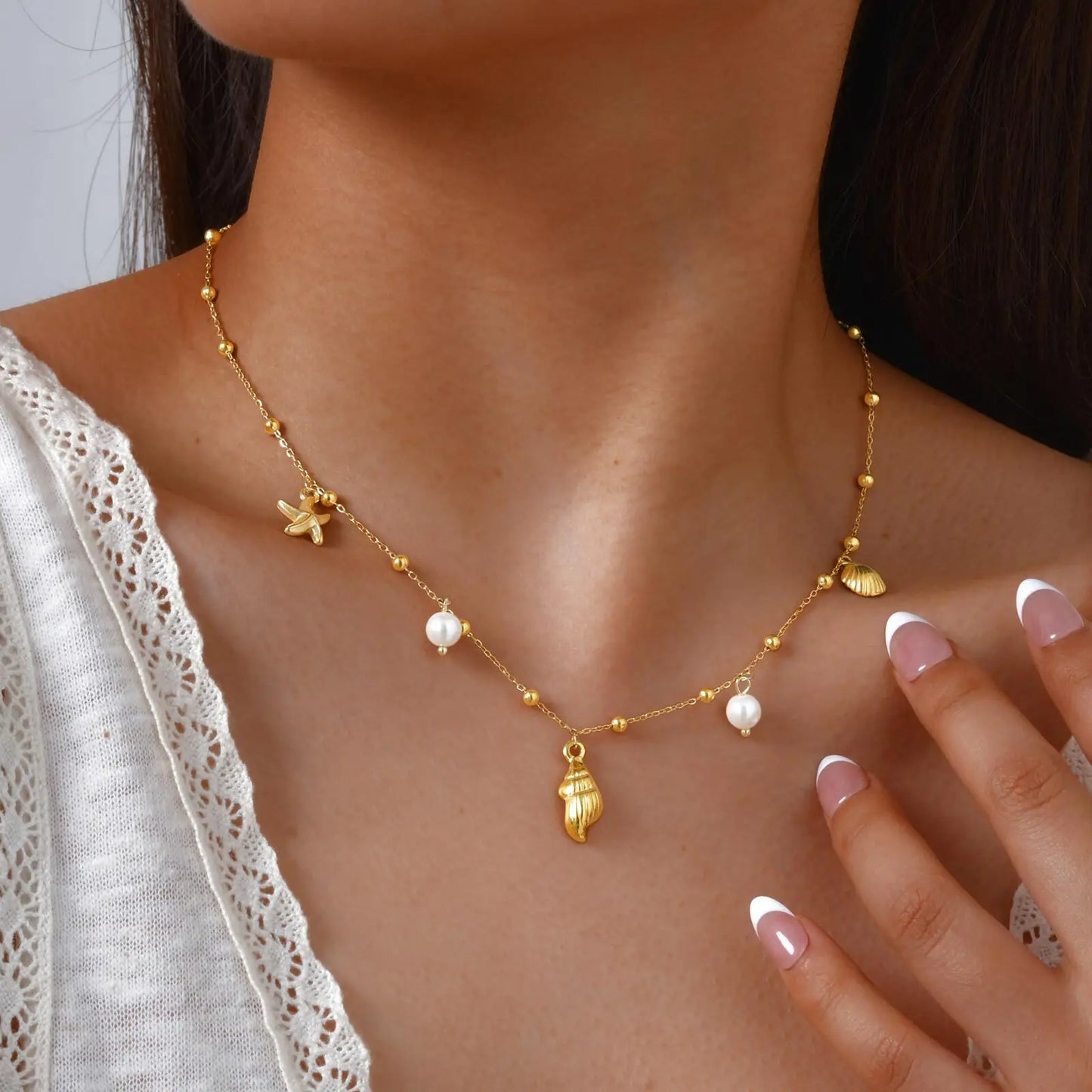 Collar de dijes de playa chapado en oro