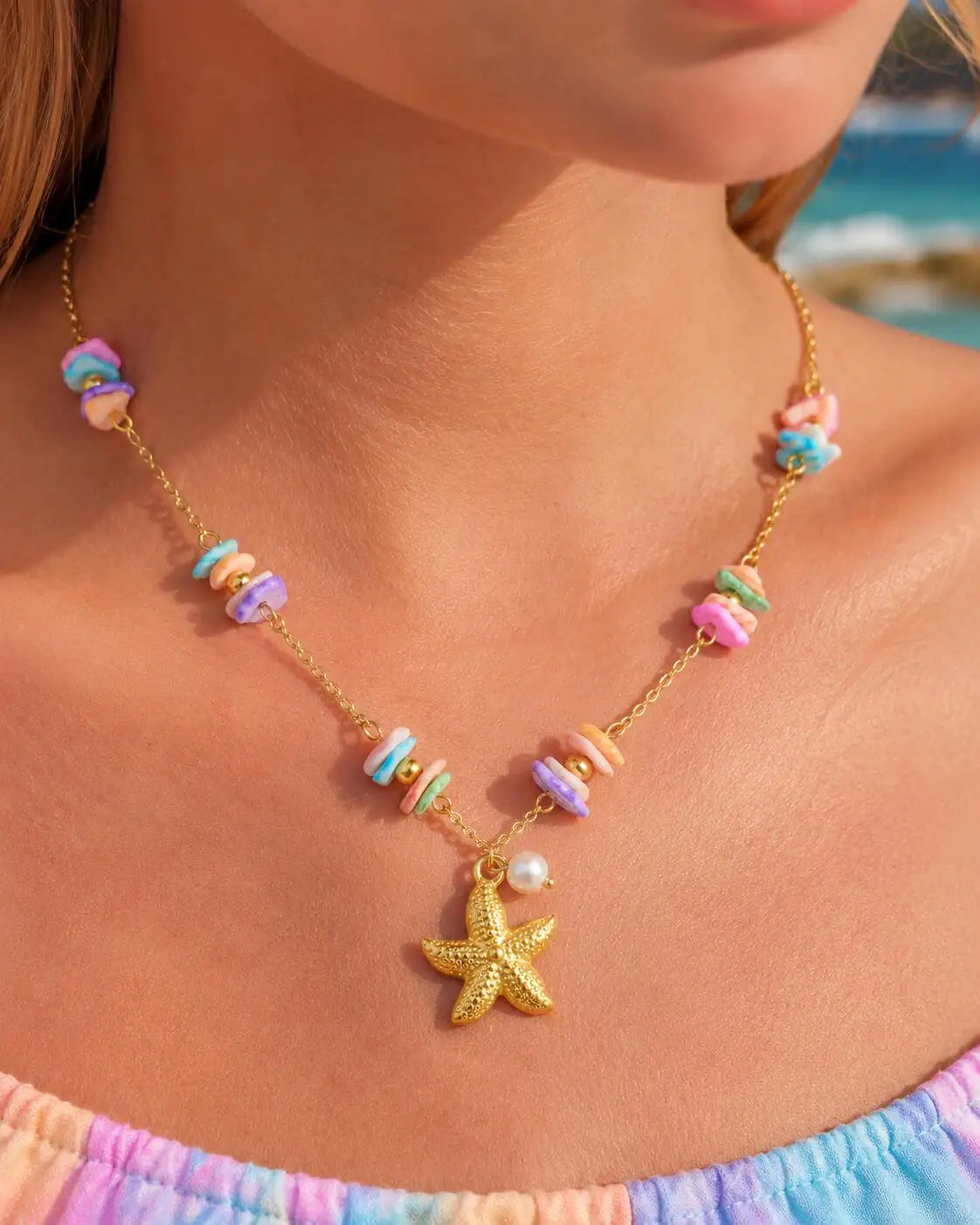 Collar de dijes de playa chapado en oro