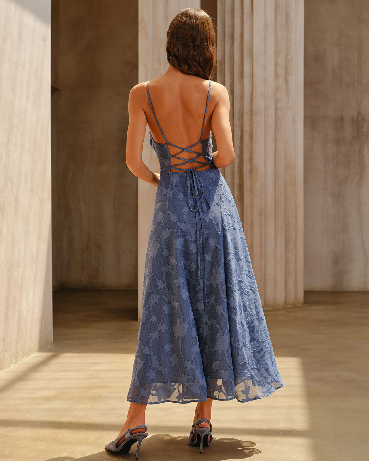 Elegante vestido maxi lencero de jacquard azul fruncido