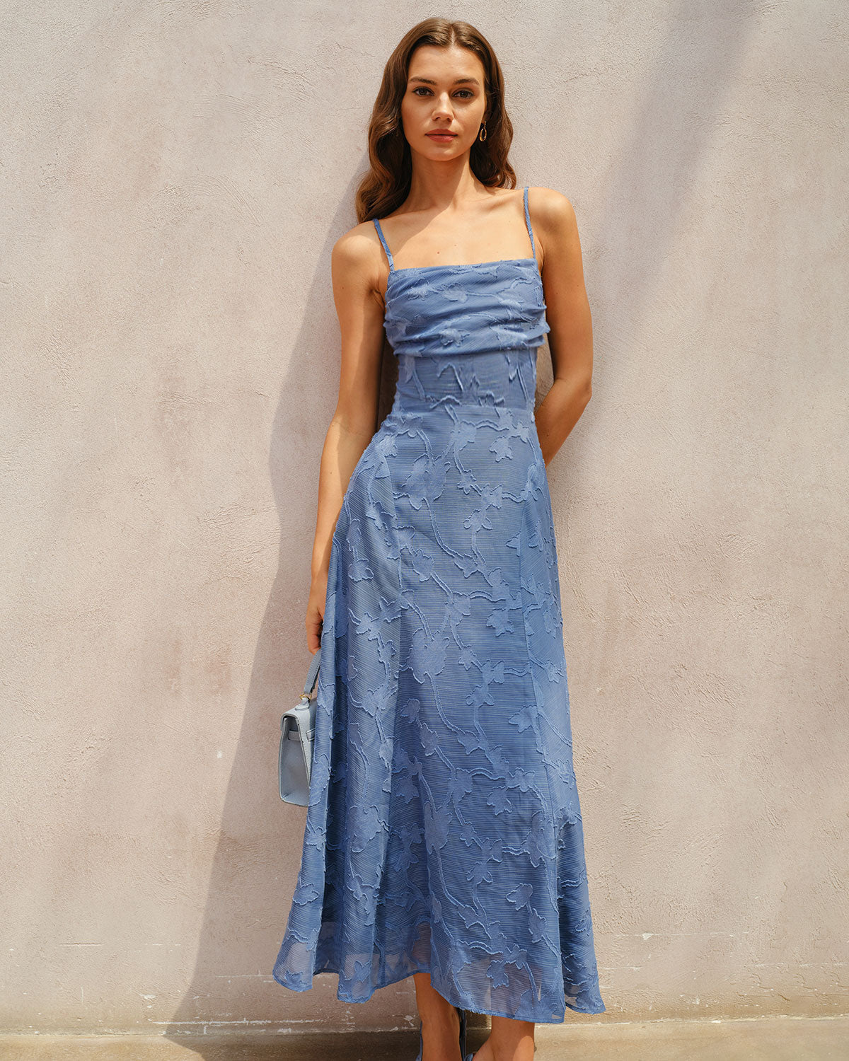 Elegante vestido maxi lencero de jacquard azul fruncido