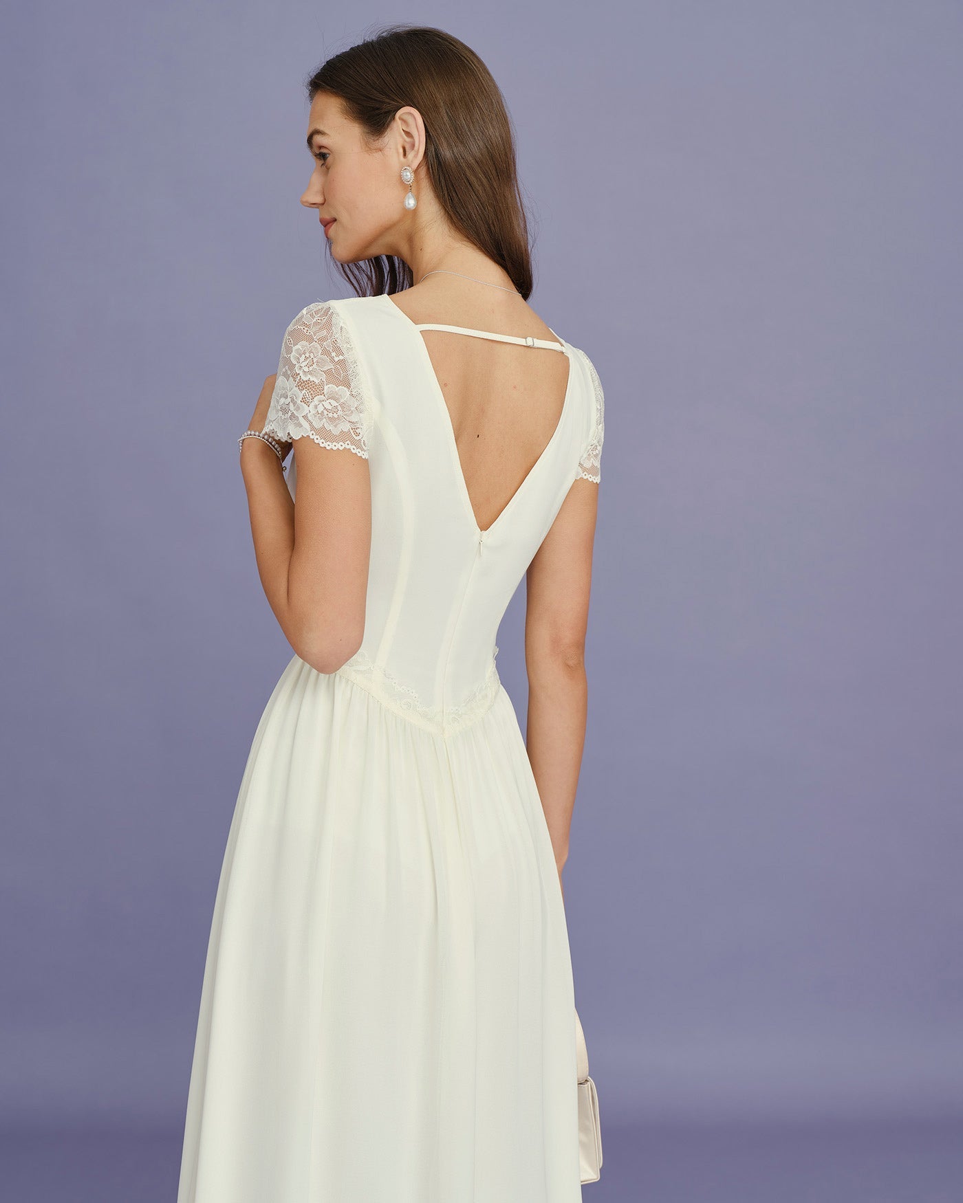 Vestido maxi color albaricoque con escote en V e inserto de encaje