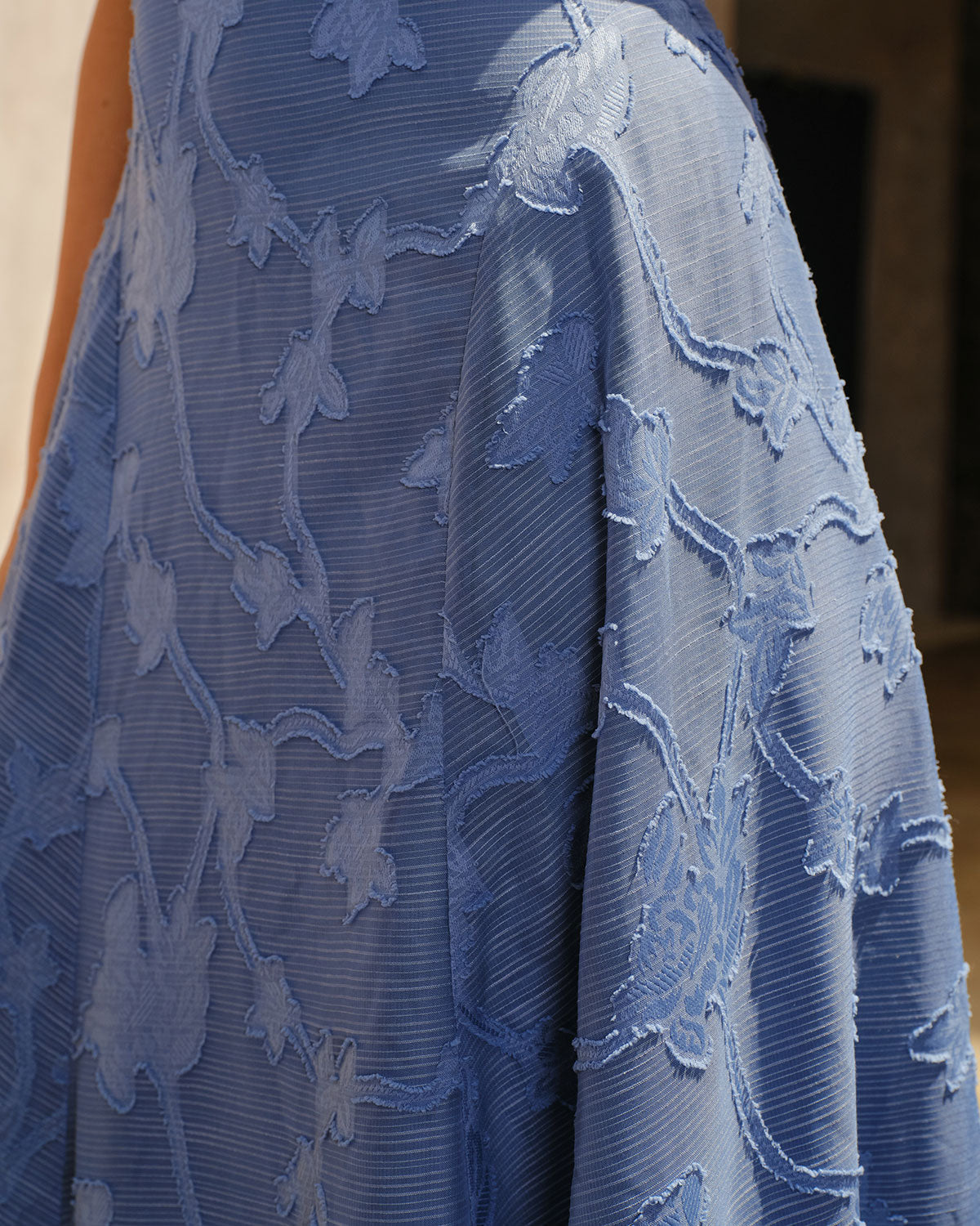 Elegante vestido maxi lencero de jacquard azul fruncido