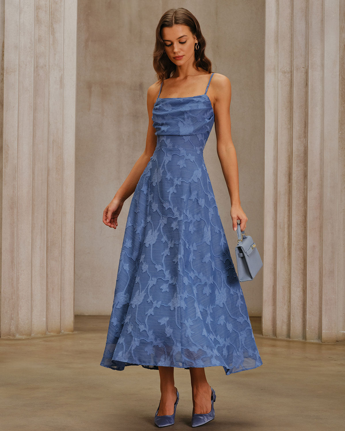 Elegante vestido maxi lencero de jacquard azul fruncido