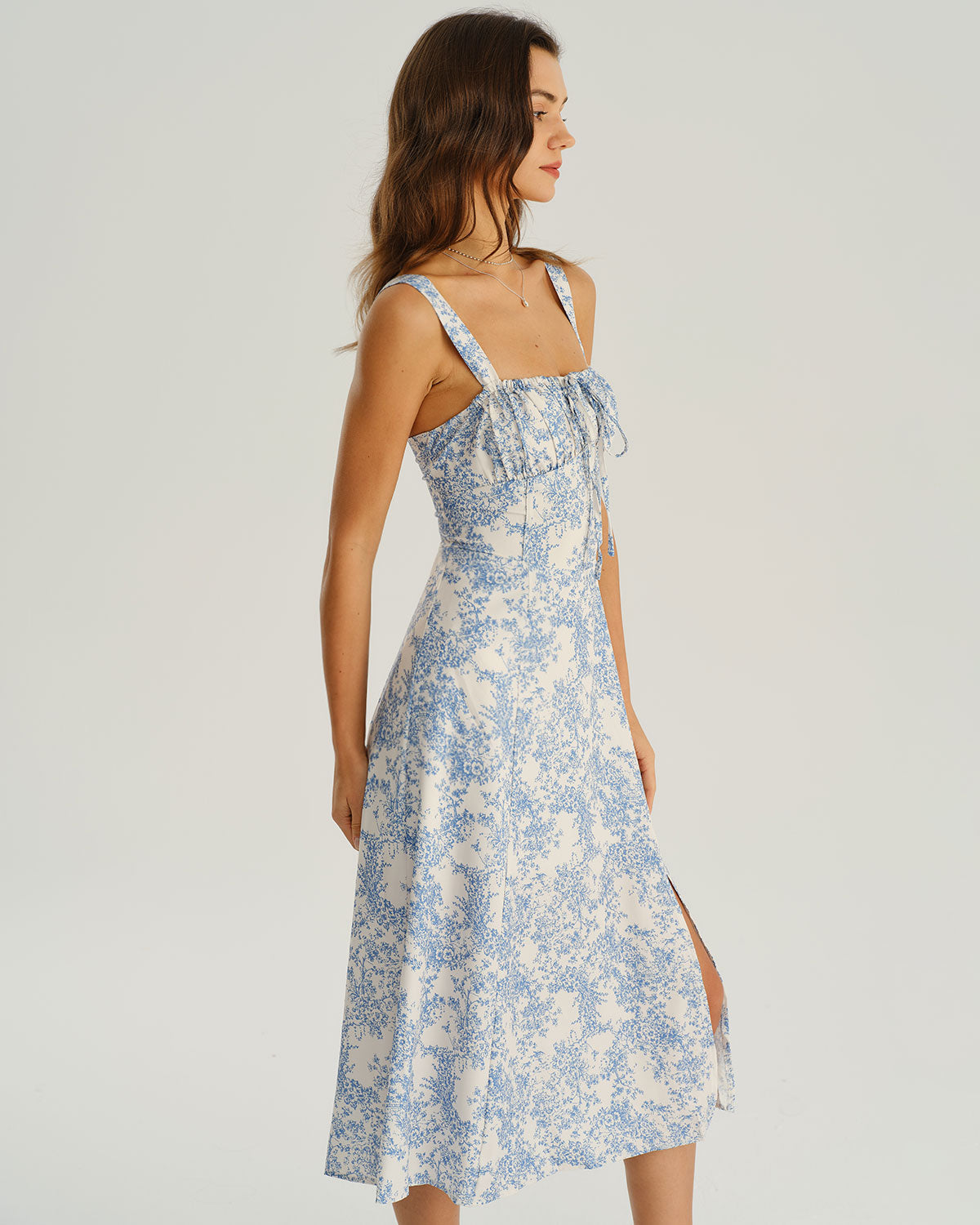 Vestido lencero midi azul con estampado floral y frunces