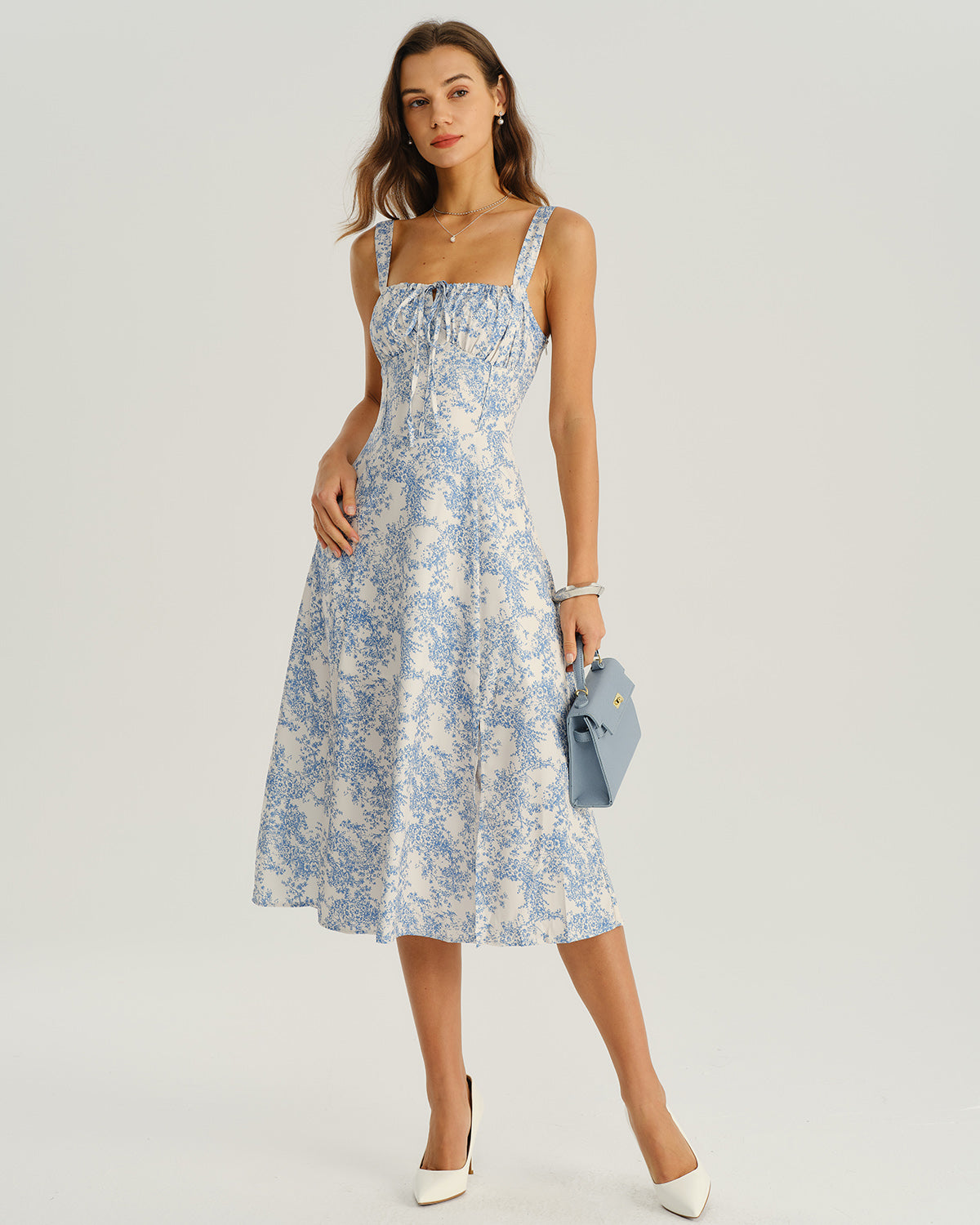 Vestido lencero midi azul con estampado floral y frunces