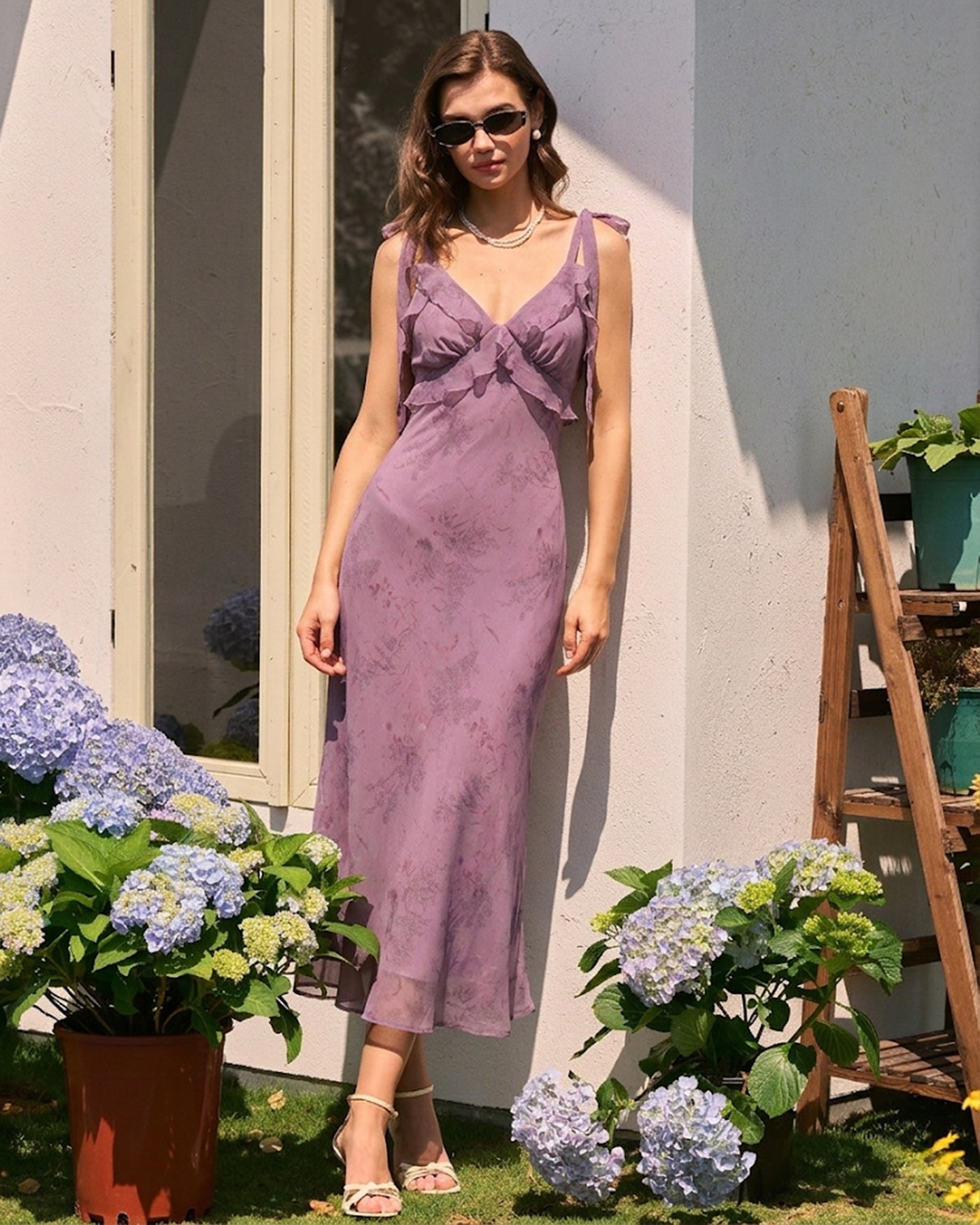Vestido midi chic con tirantes de lazo y volantes, estampado floral morado