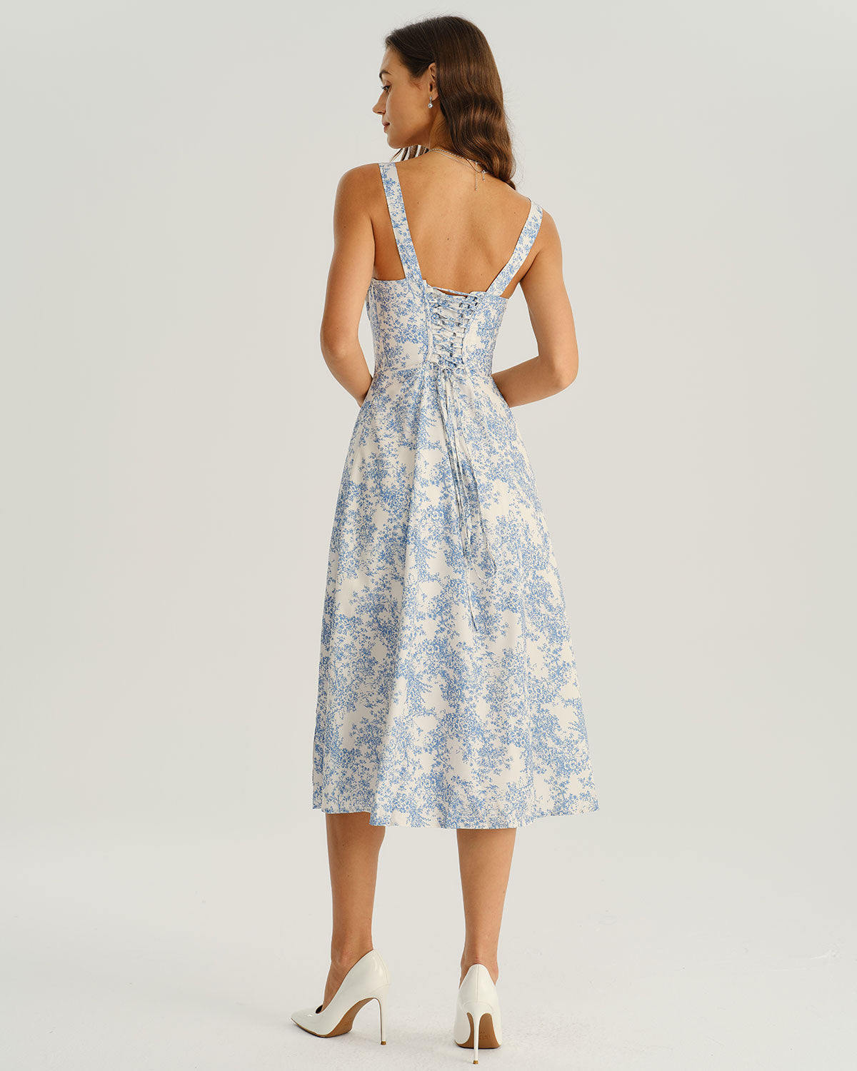 Vestido lencero midi azul con estampado floral y frunces